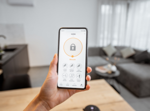 Uma mão com o celular mostrando o app