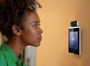 mulher afro americana fazendo o reconhecimento facial no aparelho da Hikvision