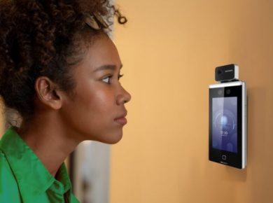 mulher afro americana fazendo o reconhecimento facial no aparelho da Hikvision