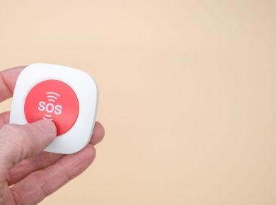 botão branco e vermelho com escrita SOS no centro